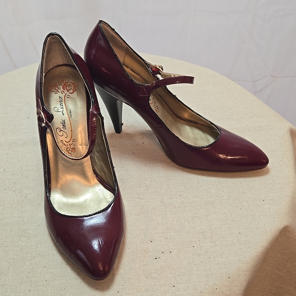 Red poetic Licence 4 inch heels 👠 size 8